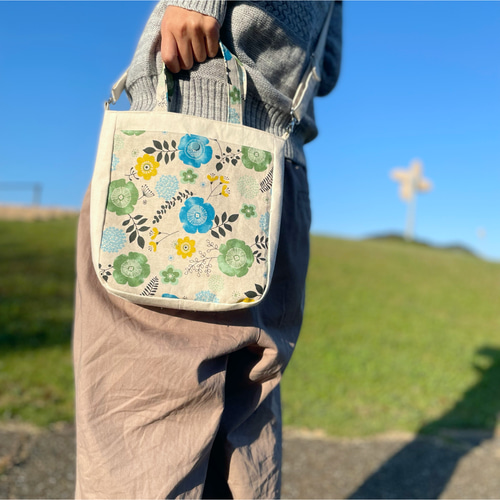 花柄ショルダーバッグ☆ハンドメイド☆軽量☆ナイロンプリント 大きめポケット鮮やかな花柄スクエアショルダーバッグ/水彩ブルー