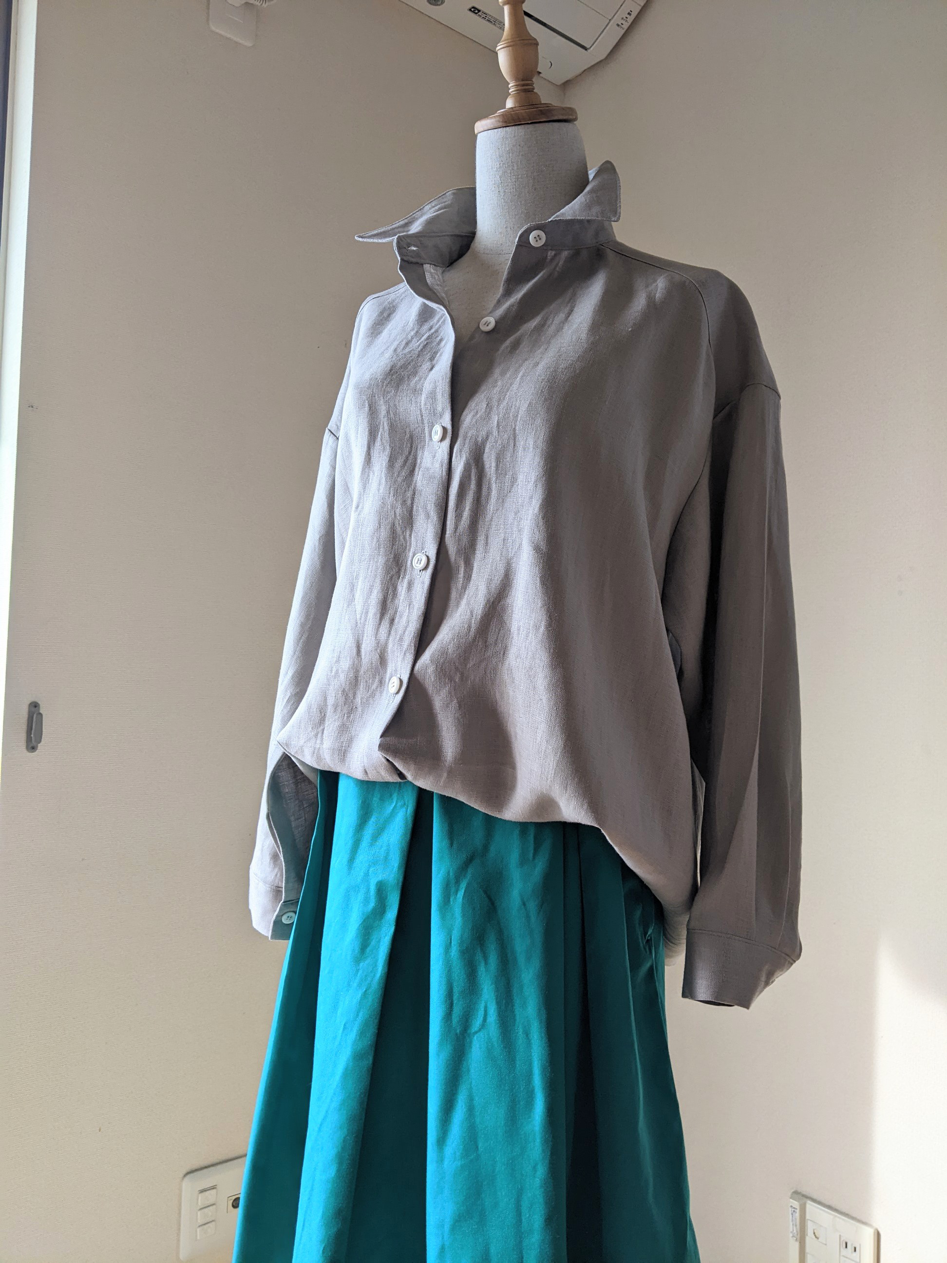 【新色☆】グレーベージュ　大人気　美人になれるシャツ　リネンシャツ　グレージュ　1枚でキマル