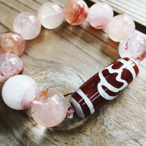 老玉髄天珠 知足常楽白天珠と6.5mmヒマラヤレッドマニカラン水晶の