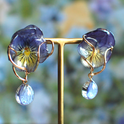 靡く群青色ビオラから、滴る花びらの雫✴︎ピアス・イヤリング 1枚目の画像