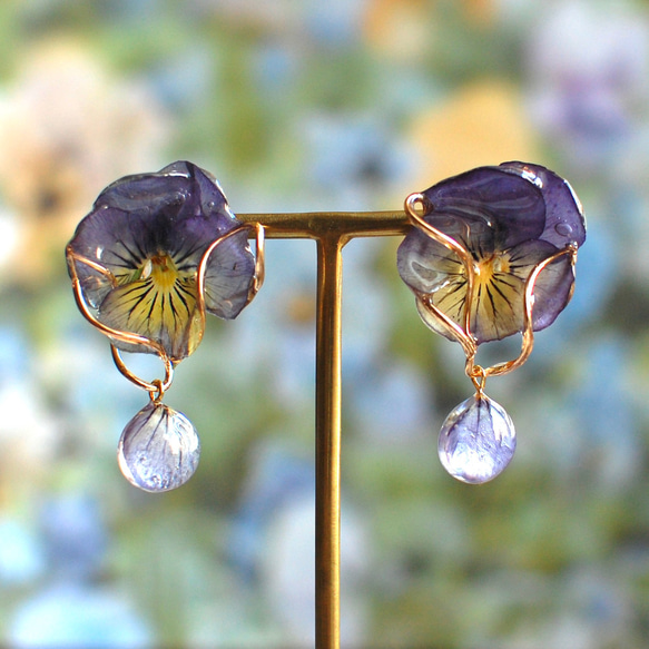 靡く群青色ビオラから、滴る花びらの雫✴︎ピアス・イヤリング 2枚目の画像