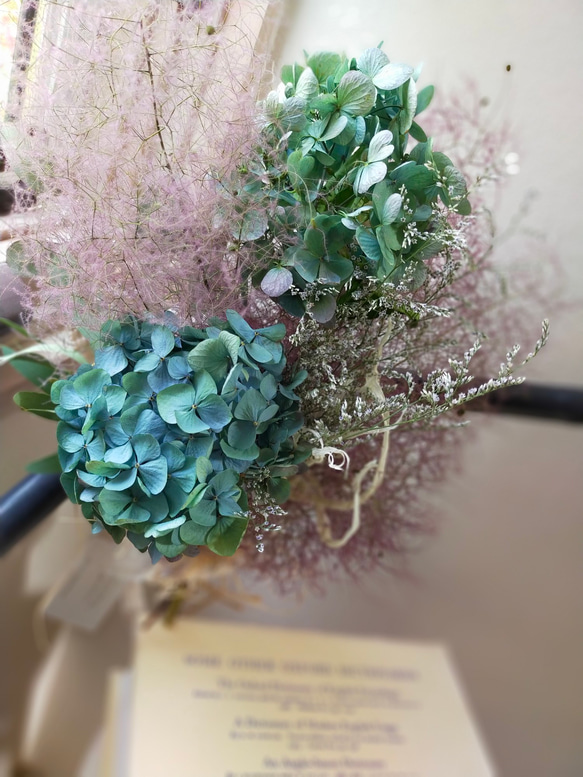 美しい秋色紫陽花とスモークツリーのドライフラワースワッグ