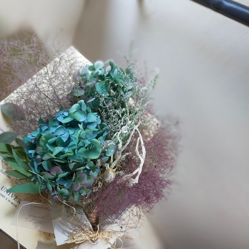 美しい秋色紫陽花とスモークツリーのドライフラワースワッグ