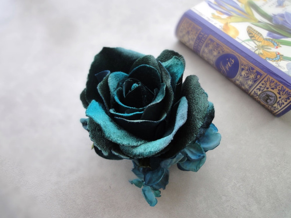 【限定数】大きな薔薇 フラワーコサージュ ■ Limited ■ ベロア素材 ブルーグリーン 1枚目の画像