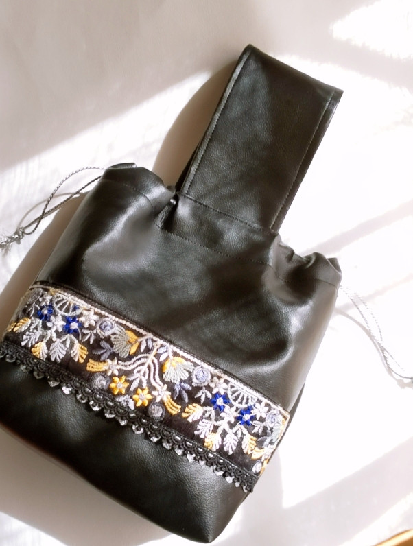 no.462 フェイクレザー 丸底 ワンハンドル 巾着 バッグ 刺繍リボン no.462 フェイクレザー 丸底 ワンハンドル 巾着 バッグ 刺繍リボン