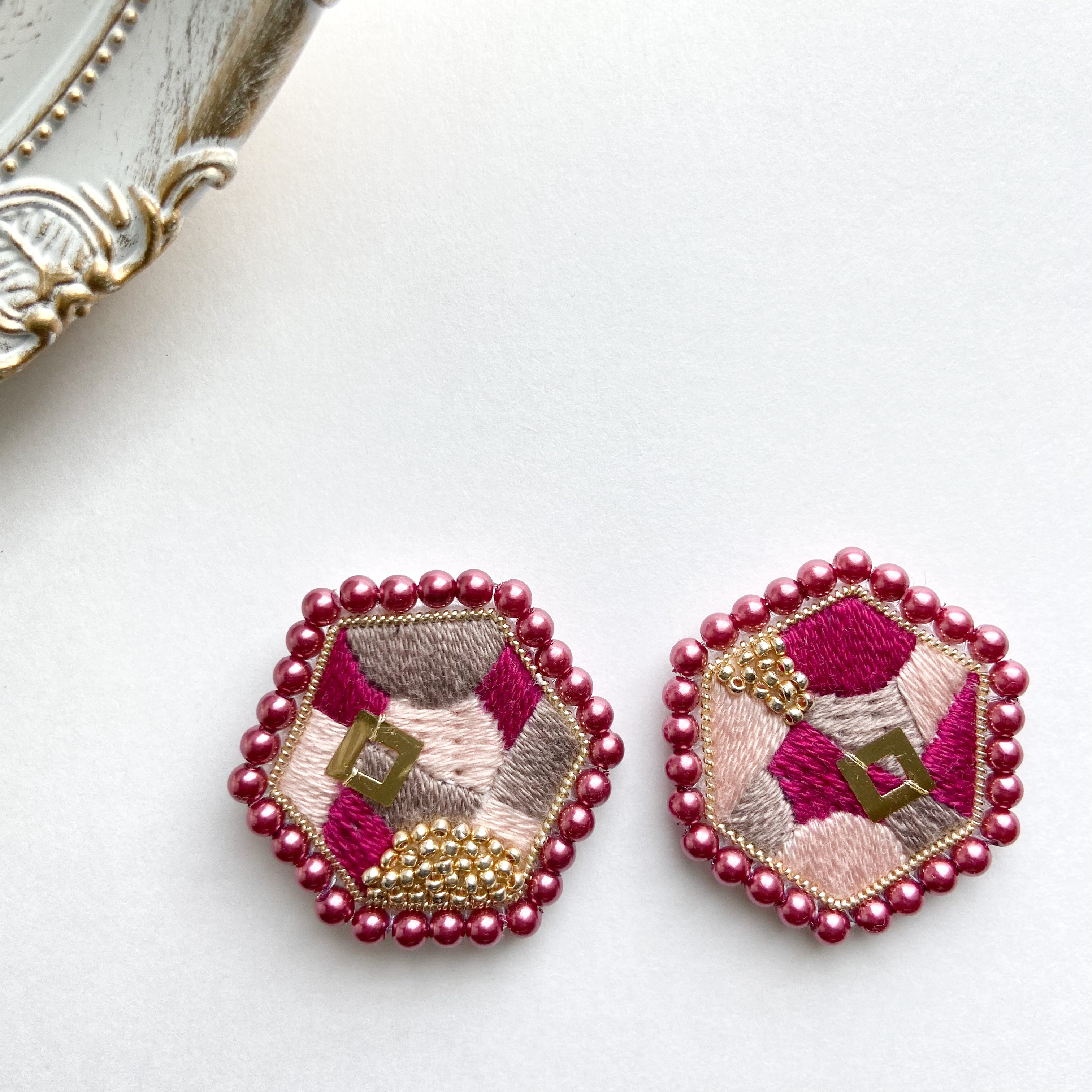 ミュージアム_009（幾何学ボルドー）スパンコールとビーズ刺繍の耳かざり