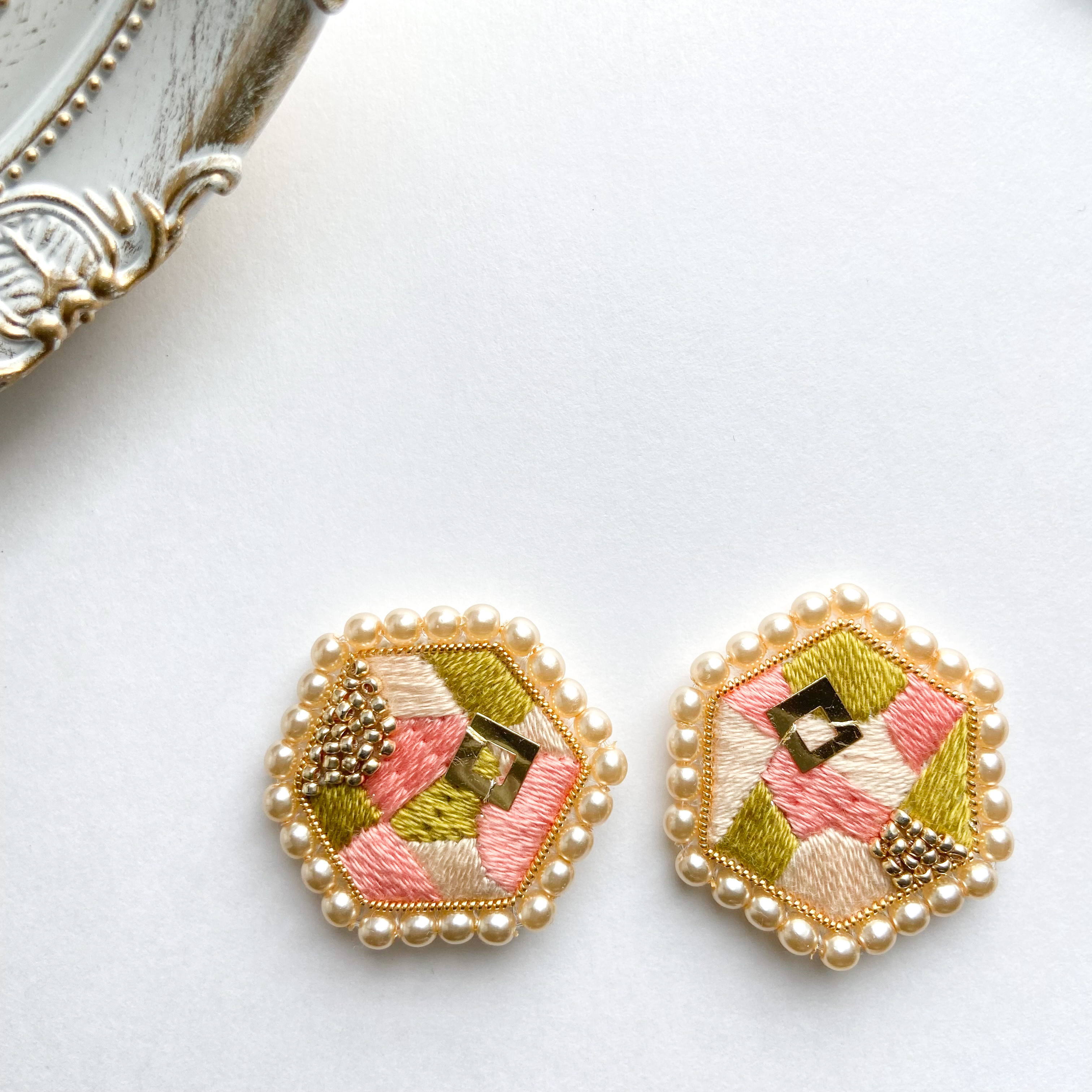 ミュージアム_010（幾何学カナリヤ）スパンコールとビーズ刺繍の耳かざり