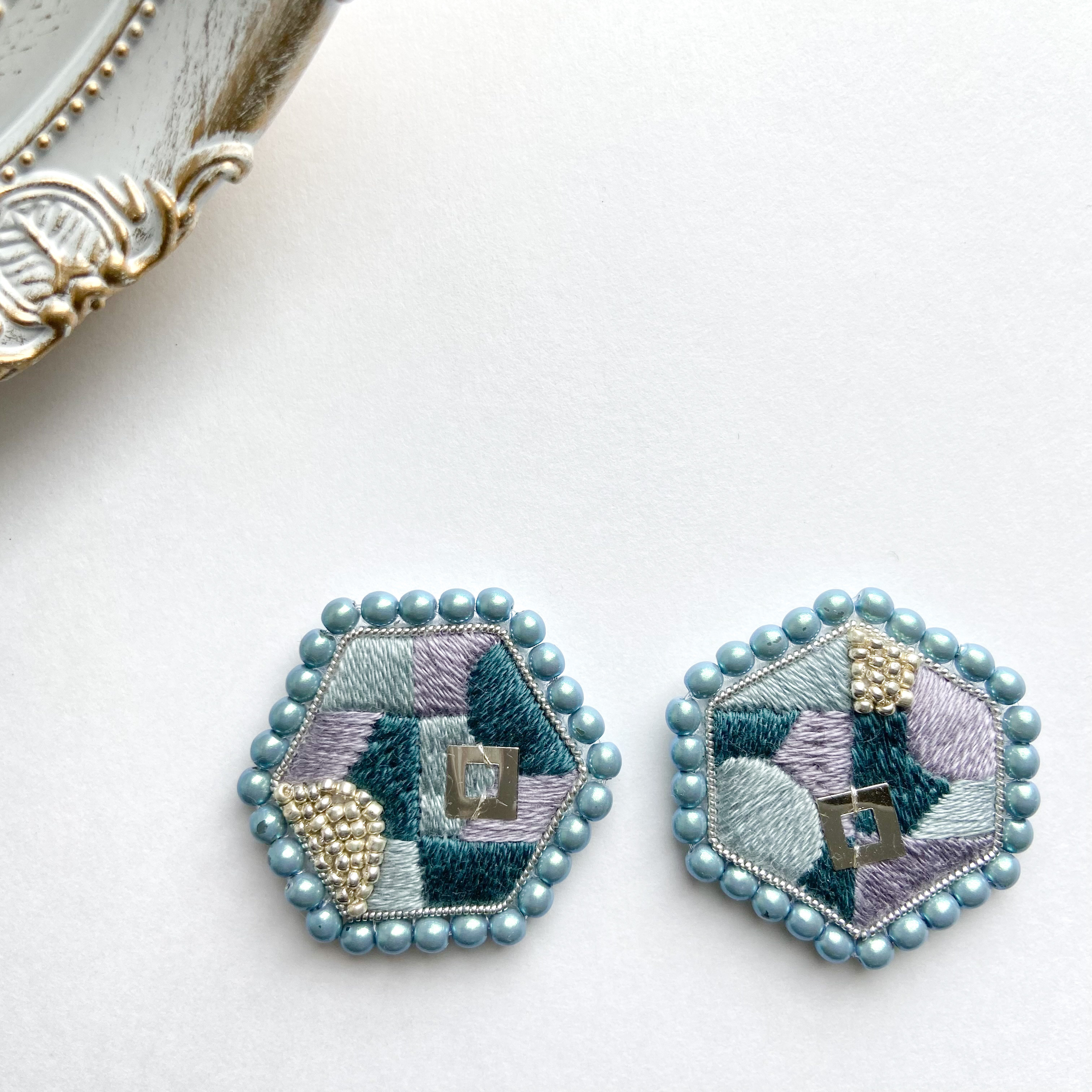 ミュージアム_012（幾何学ピジョンブルー）スパンコールとビーズ刺繍の耳かざり