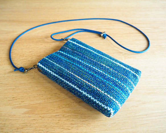 秋色ミックスツイード調手織り布のスマホポシェット（藍色） 4枚目の画像