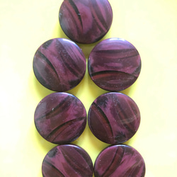 アンティーク ボタン 7個　ビンテージ 昭和 レトロ 個性的 ハンドメイド素材 ワインレッド　赤紫　ポップ アクセ 2枚目の画像