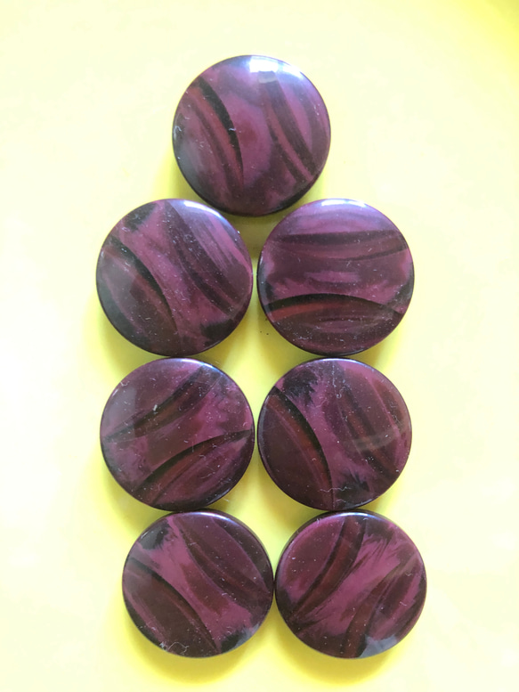 アンティーク ボタン 7個　ビンテージ 昭和 レトロ 個性的 ハンドメイド素材 ワインレッド　赤紫　ポップ アクセ 2枚目の画像