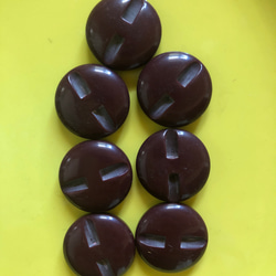 アンティーク ボタン 7個　ビンテージ 昭和 レトロ 個性的 ハンドメイド素材 ワインレッド　赤紫　ポップ アクセ 4枚目の画像