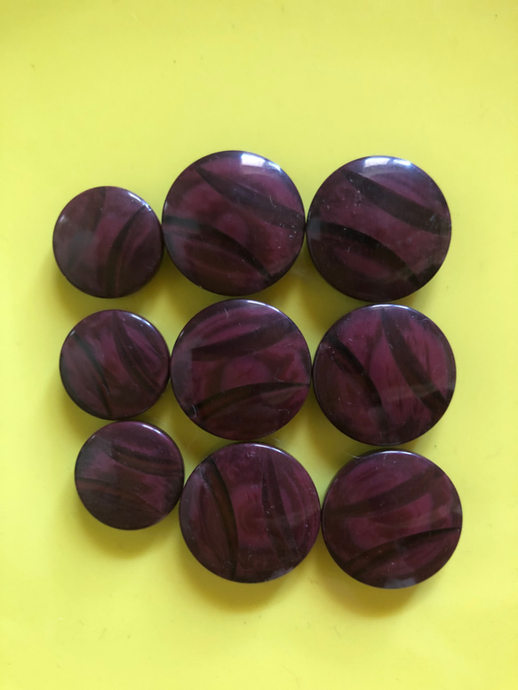 アンティーク ボタン 9個　ビンテージ 昭和 レトロ 個性的 ハンドメイド素材 ワインレッド　紫　ポップ アクセ 1枚目の画像