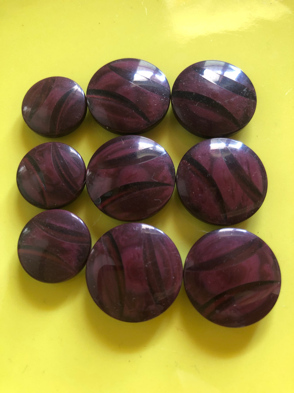 アンティーク ボタン 9個　ビンテージ 昭和 レトロ 個性的 ハンドメイド素材 ワインレッド　紫　ポップ アクセ 2枚目の画像