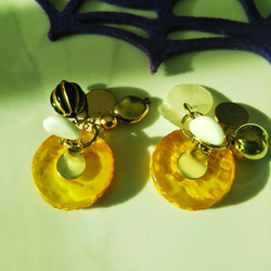 イエロー×ブラック×ゴールド×ホワイト、ヴィンテージボタンとGロゴチャームのアレンジ2wayイヤリング 4枚目の画像