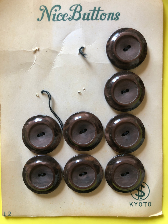 アンティーク ボタン シート1枚　ビンテージ 昭和 レトロ 個性的 ハンドメイド素材 ブラウン　茶色　ポップ アクセ 1枚目の画像