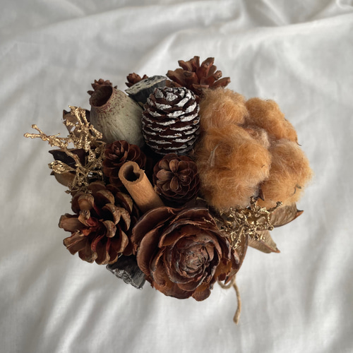 新作]冬の木の実とコットンフラワーのブリキポットアレンジ