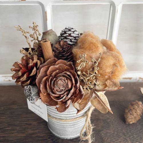 新作]冬の木の実とコットンフラワーのブリキポットアレンジ