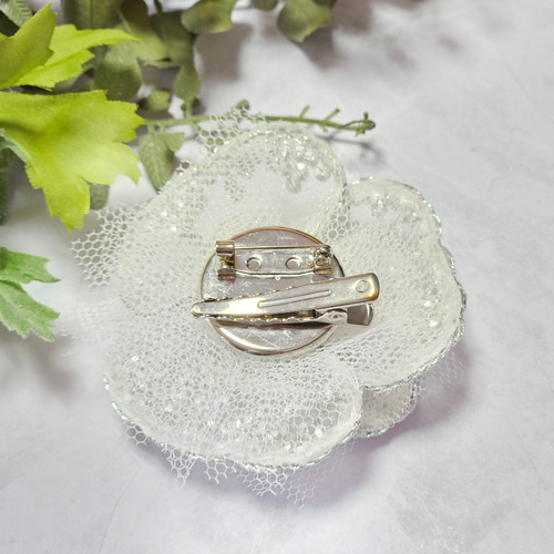 カメリア コサージュ オーガンジー ブローチ ホワイト シルバー お祝い