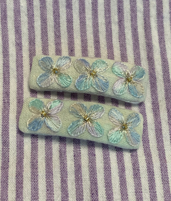 SALE 刺繍ぱっちんどめ　2個セット　淡ブルーの花 1枚目の画像