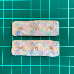 SALE 刺繍ぱっちんどめ　2個セット　淡ブルーの花 3枚目の画像