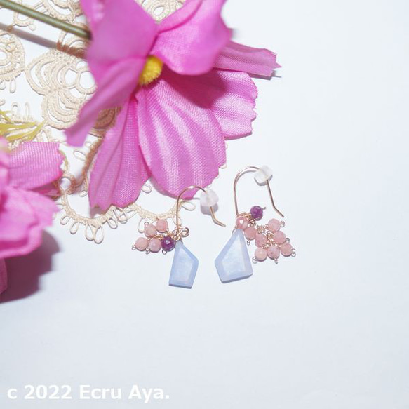 *秋空中盛開的花朵*以藍色蕾絲為主的不對稱耳環 第1張的照片