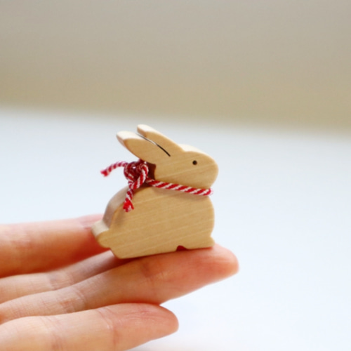 干支飾り〜卯年〜 ちょこんと小さな白うさぎ 木製置物 2023年 無垢材