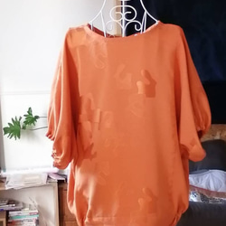 着物リメイク　パンプキン色のゆったりドルマンシャツ 9枚目の画像