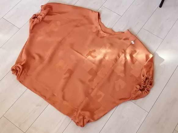 着物リメイク　パンプキン色のゆったりドルマンシャツ 3枚目の画像