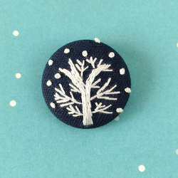 雪降る森の刺繍ミニヘアゴム 3枚目の画像