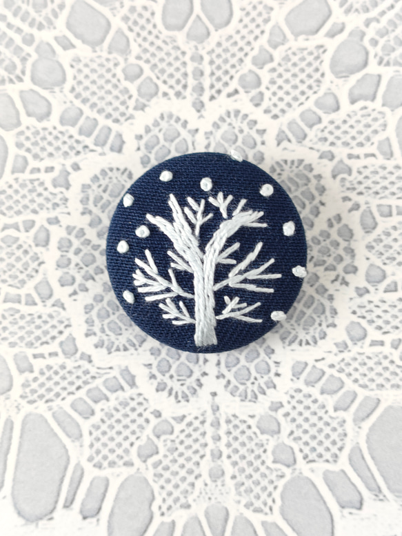 雪降る森の刺繍ミニヘアゴム 2枚目の画像