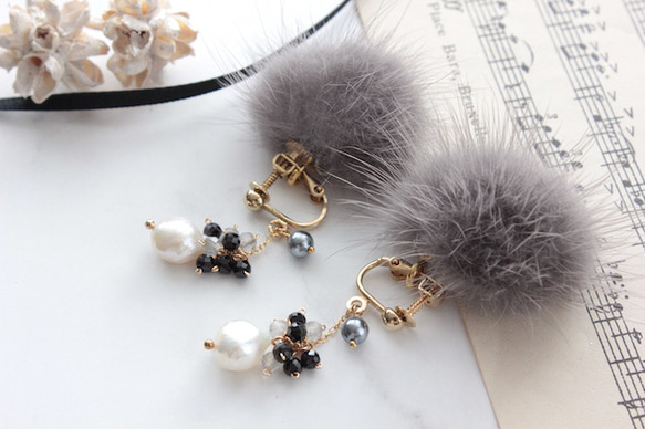 クリスマス｜ 14kgf 【2Way】バロックパールと色石とファーのピアス/BLACK［イヤリング変更可] 4枚目の画像