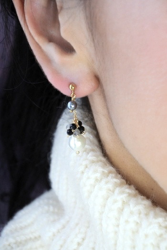 クリスマス｜ 14kgf 【2Way】バロックパールと色石とファーのピアス/BLACK［イヤリング変更可] 11枚目の画像