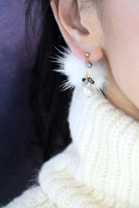 クリスマス｜ 14kgf 【2Way】バロックパールと色石とファーのピアス/BLACK［イヤリング変更可] 9枚目の画像