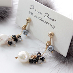 クリスマス｜ 14kgf 【2Way】バロックパールと色石とファーのピアス/BLACK［イヤリング変更可] 2枚目の画像