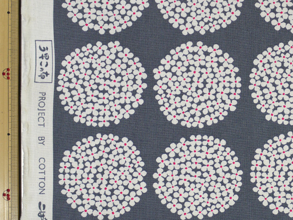 【生地】サークルフラワー・濃いグレー×白花・綿 100％・１１０×50ｃｍ単位 1枚目の画像