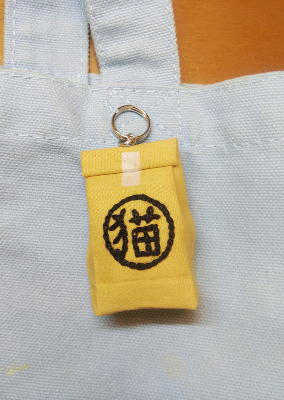 紙袋風なキーホルダー　猫　刺繍文字 6枚目の画像