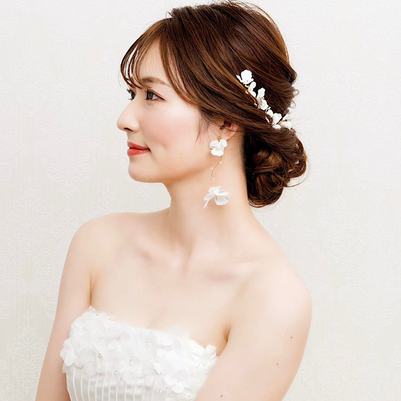 ME134【ゼクシィ掲載】 花嫁ピアス大ぶりホワイトフラワー ブライダルイヤリング　ピアス 結婚 2枚目の画像