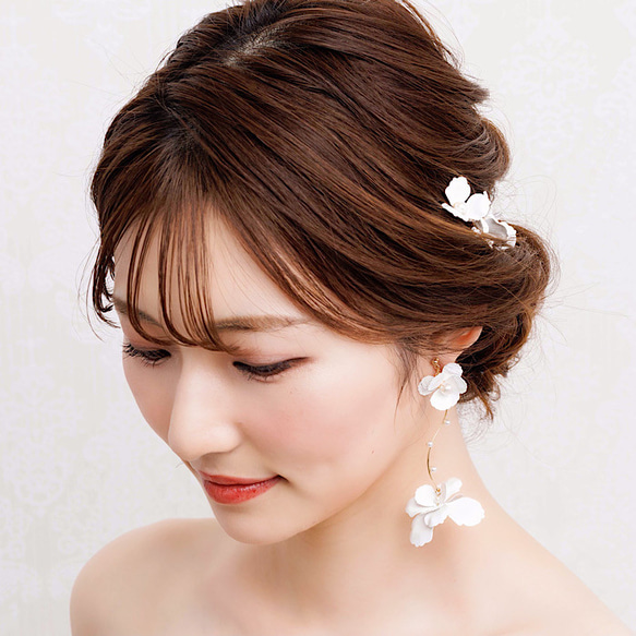 ME134【ゼクシィ掲載】 花嫁ピアス大ぶりホワイトフラワー ブライダルイヤリング　ピアス 結婚 4枚目の画像