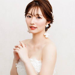 ME134【ゼクシィ掲載】 花嫁ピアス大ぶりホワイトフラワー ブライダルイヤリング　ピアス 結婚 5枚目の画像