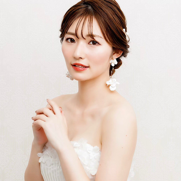 ME134【ゼクシィ掲載】 花嫁ピアス大ぶりホワイトフラワー ブライダルイヤリング　ピアス 結婚 5枚目の画像
