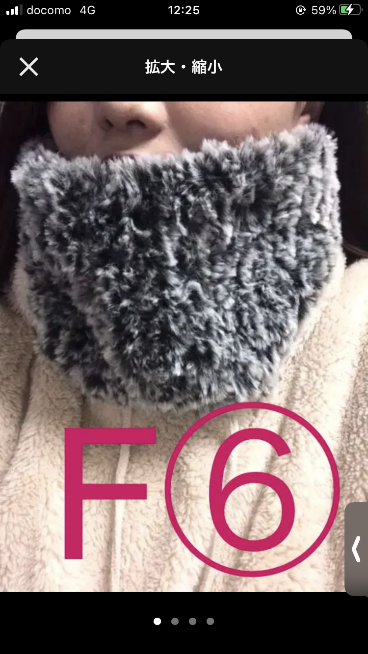 ハンドメイド グレーのふわふわ 毛糸のパンツをはいたネコ