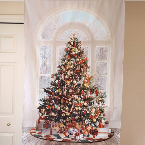 半円窓に映えるクリスマスツリー 布製タペストリー(輸入生地) 完成品