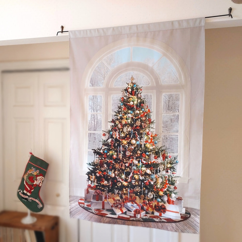 半円窓に映えるクリスマスツリー 布製タペストリー(輸入生地) 完成品