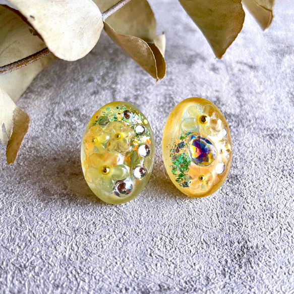 glass oval osmanthus image Earrings 1枚目の画像