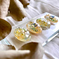 glass oval osmanthus image Earrings 3枚目の画像