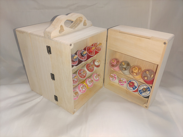 ミシン糸+ボビン 44個収納　便利な糸立て木製裁縫箱　ソーイングボックス　折り畳み収納ケース　♡型ピンクッション付 3枚目の画像