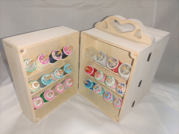 ミシン糸+ボビン 44個収納　便利な糸立て木製裁縫箱　ソーイングボックス　折り畳み収納ケース　♡型ピンクッション付 4枚目の画像