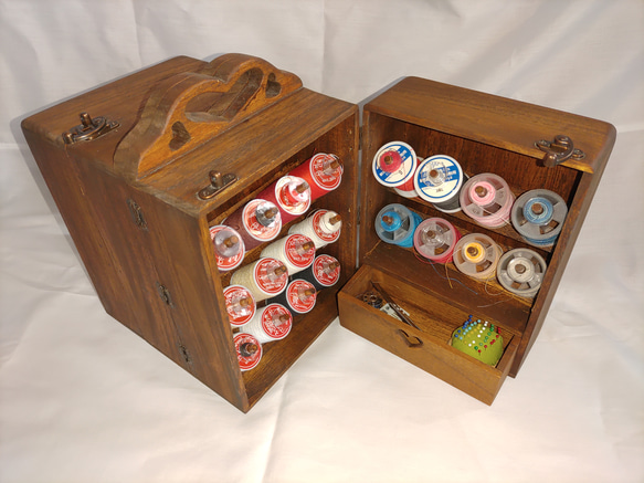 ミシン糸+ボビン 44個収納　便利な糸立て木製裁縫箱　ソーイングボックス　折り畳み収納ケース　ピンクッション付 3枚目の画像