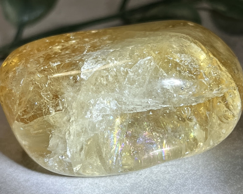 天然石虹あり　水晶の握り石　置物NO.020509 天然石虹あり 水晶の握り石 置物NO.020509の通販はau PAY マーケット